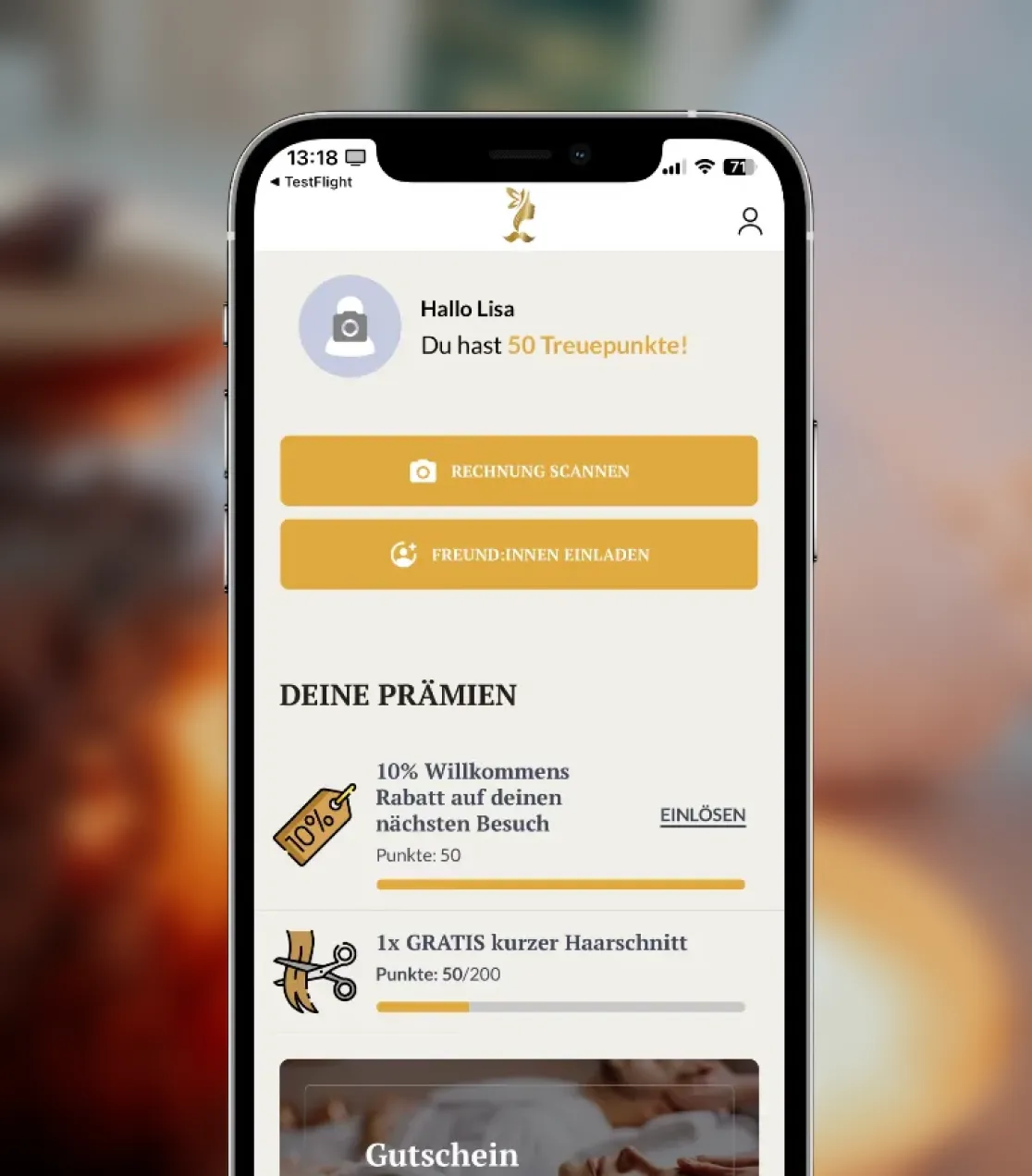 Smartphone zeigt eine App-Benutzeroberfläche mit einem Begrüßungstext für Lisa, 50 Treuepunkte, Schaltflächen zum Scannen von Rechnungen und Freunde einladen sowie verfügbare Prämien wie 10% Rabatt und kostenlosen Haarschnitt.